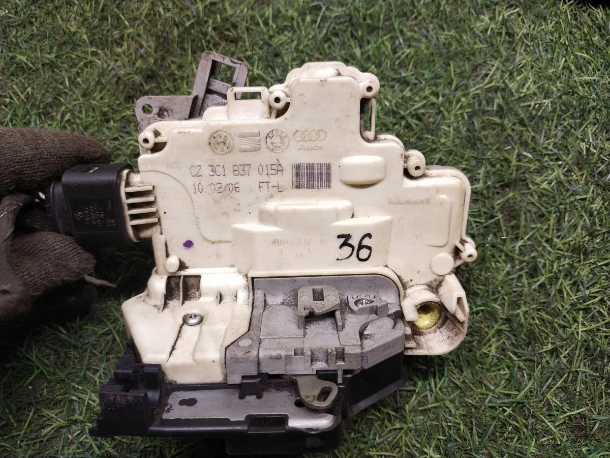 Замок двери передний левый Volkswagen Passat B6