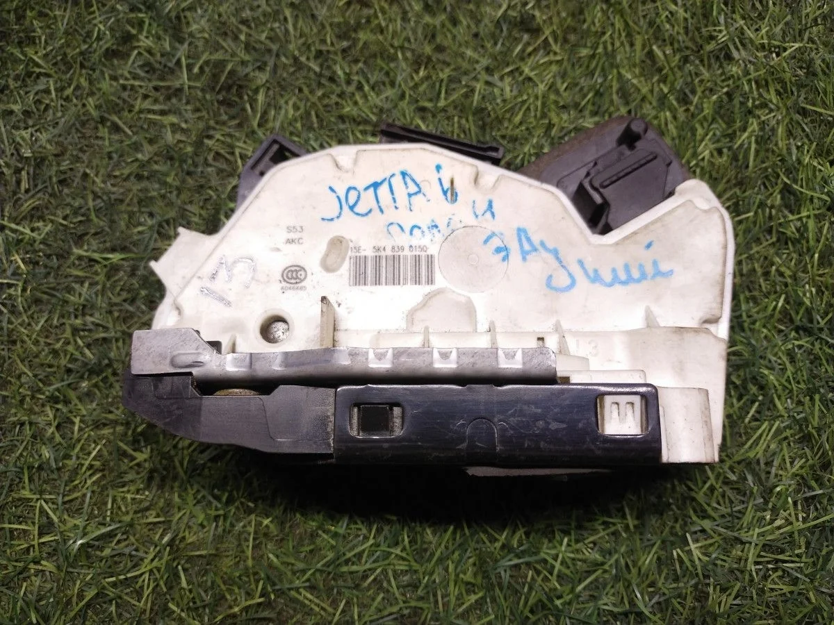 Замок двери задней левой Volkswagen Jetta (NF) VI