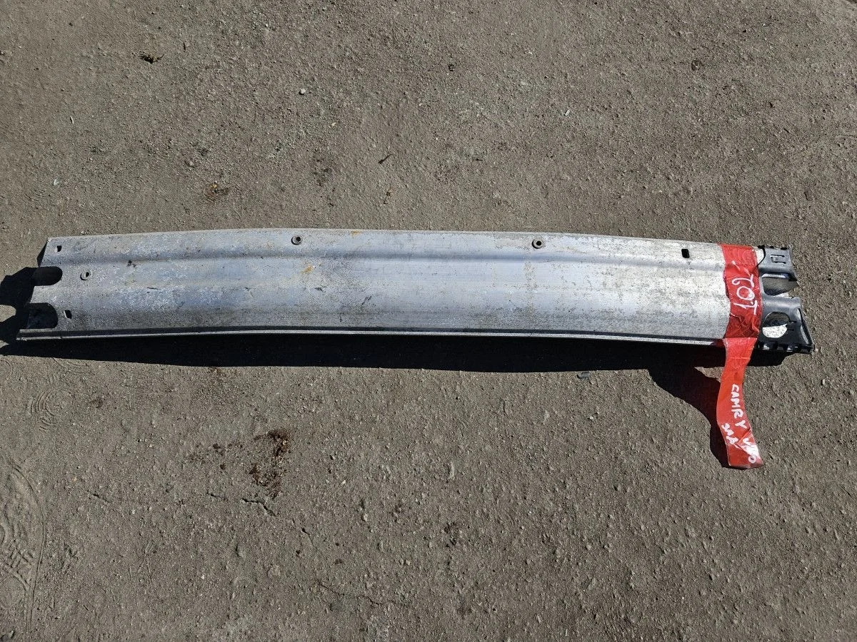 Усилитель заднего бампера на Toyota Camry 40