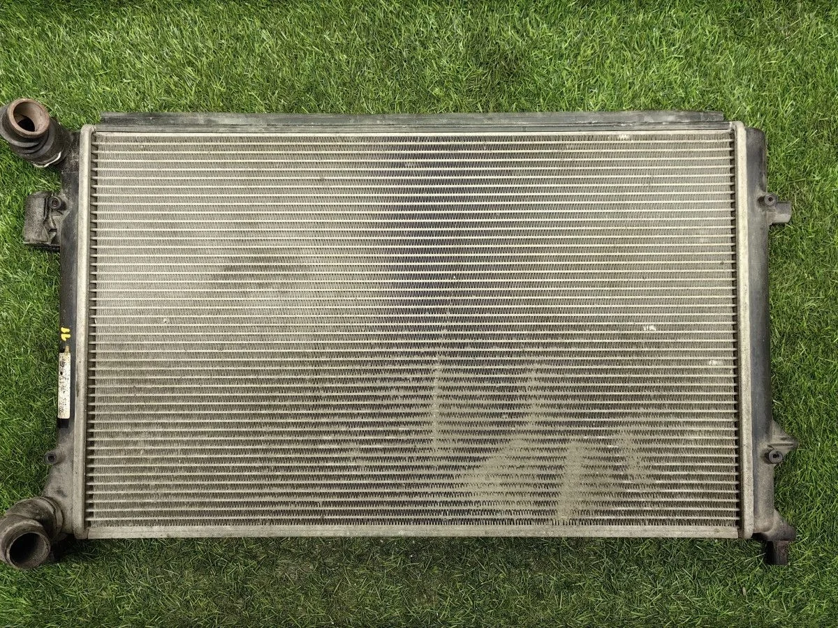 Радиатор охлаждения двигателя Volkswagen Caddy