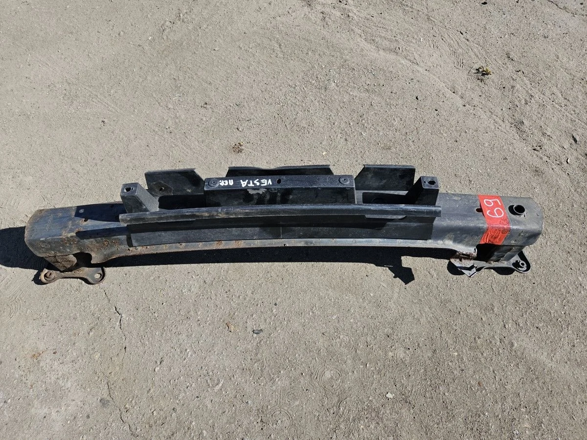 Усилитель переднего бампера на Лада Веста