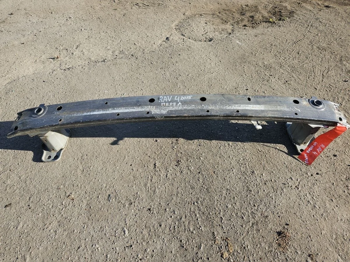 Усилитель переднего бампера на Toyota RAV4