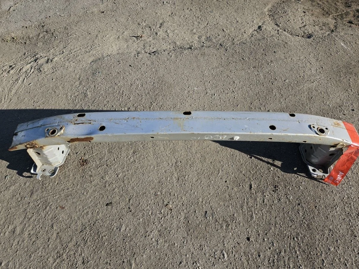 Усилитель переднего бампера на Toyota Auris 1