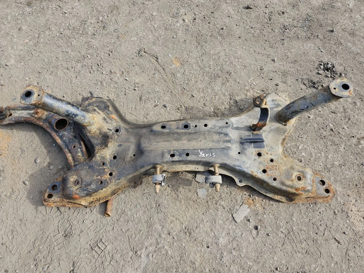 Подрамник передний на Toyota Yaris