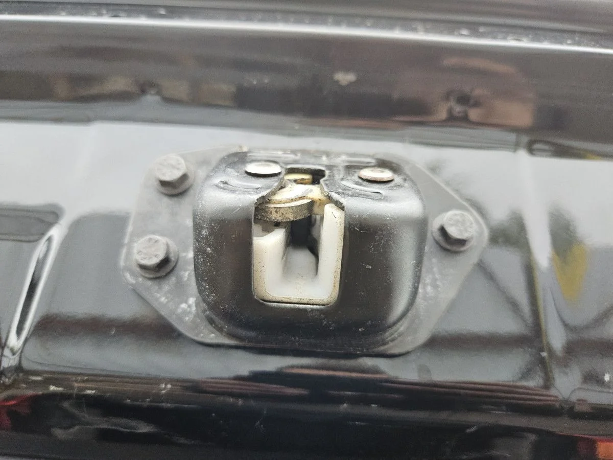 Замок крышки багажника на Nissan Note