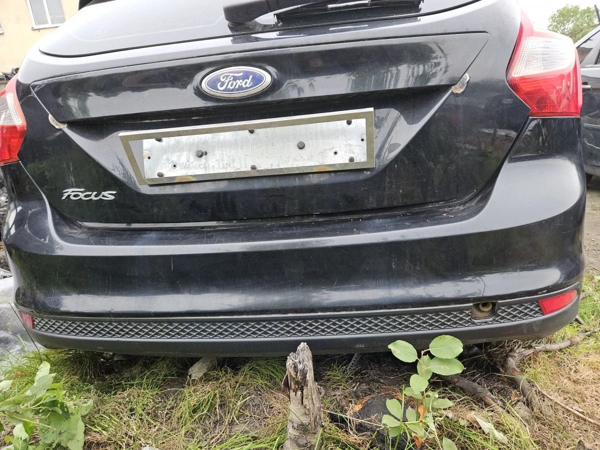 Бампер задний без парктроника на Ford Focus 3 хэтч