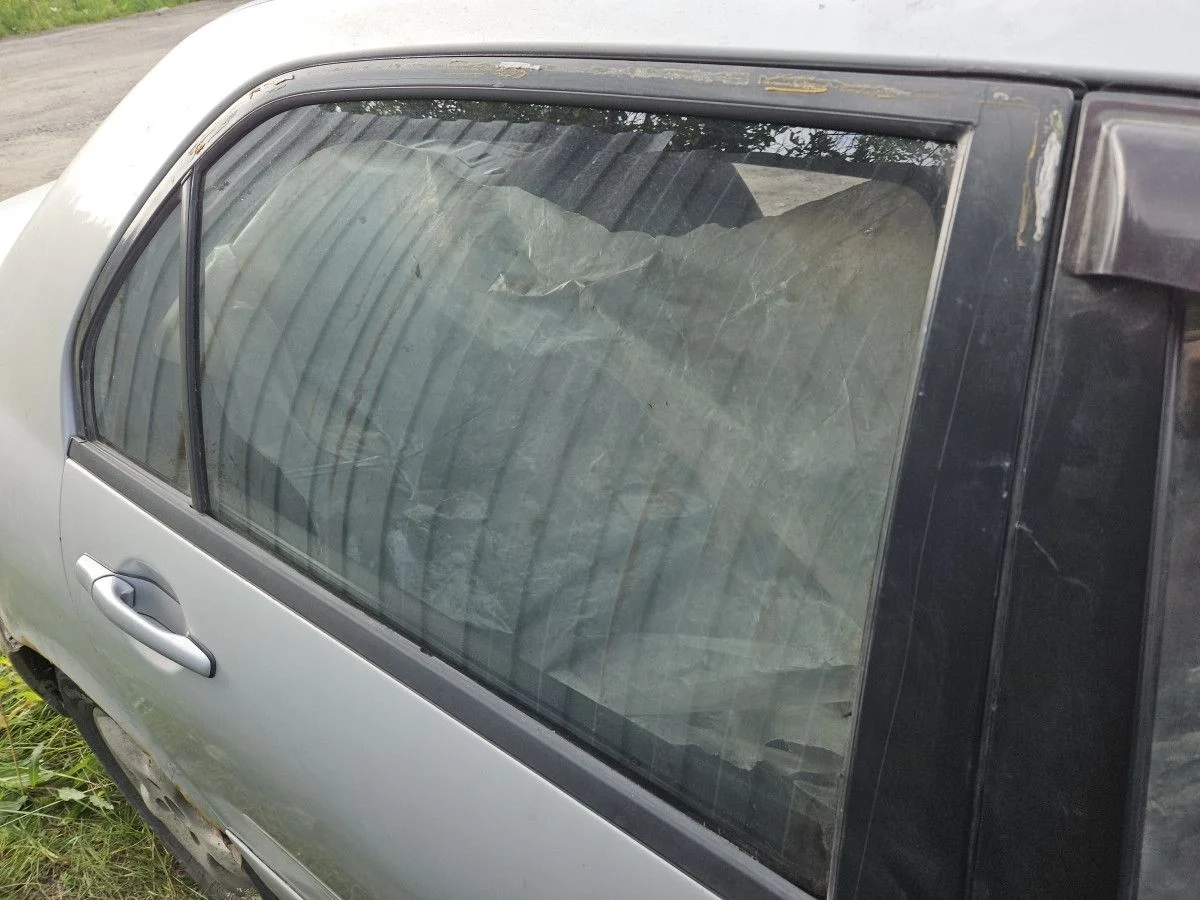 Стекло двери задней правой на Lancer 9