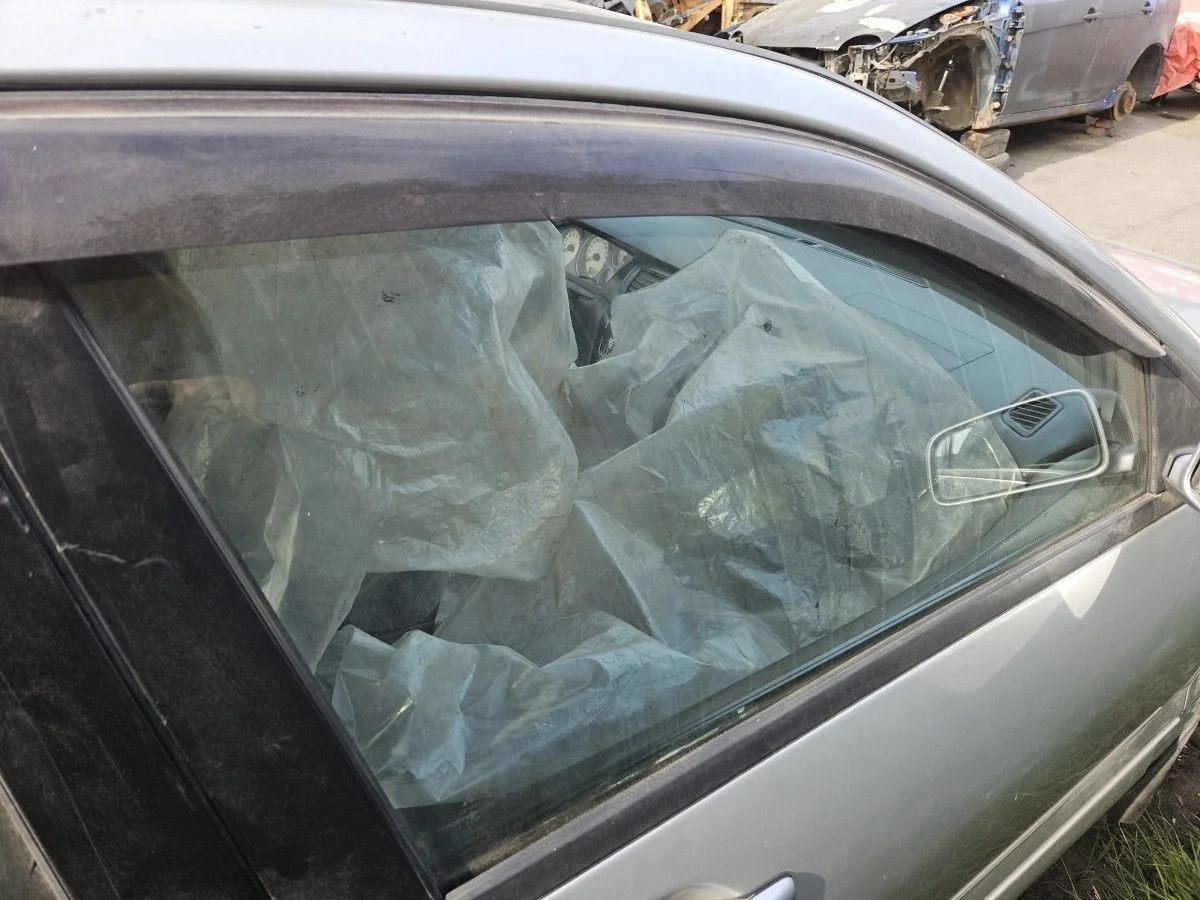 Стекло двери передней правой на Lancer 9