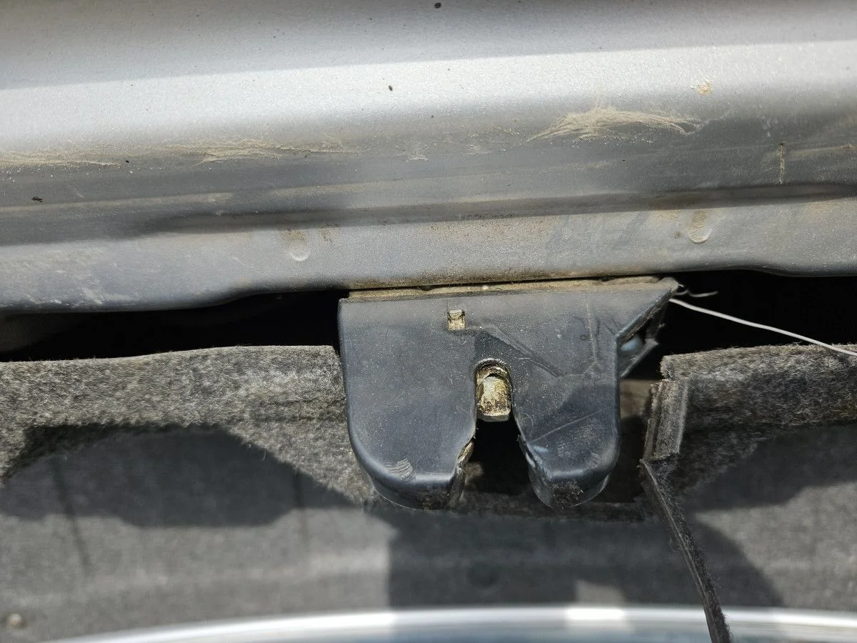 Замок багажника на Lancer 9