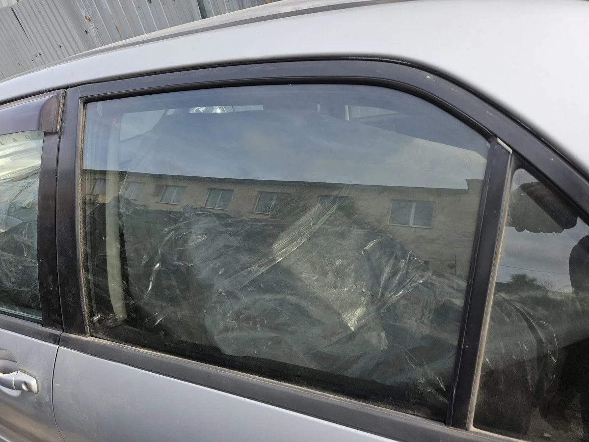 Стекло двери задней левой на Lancer 9