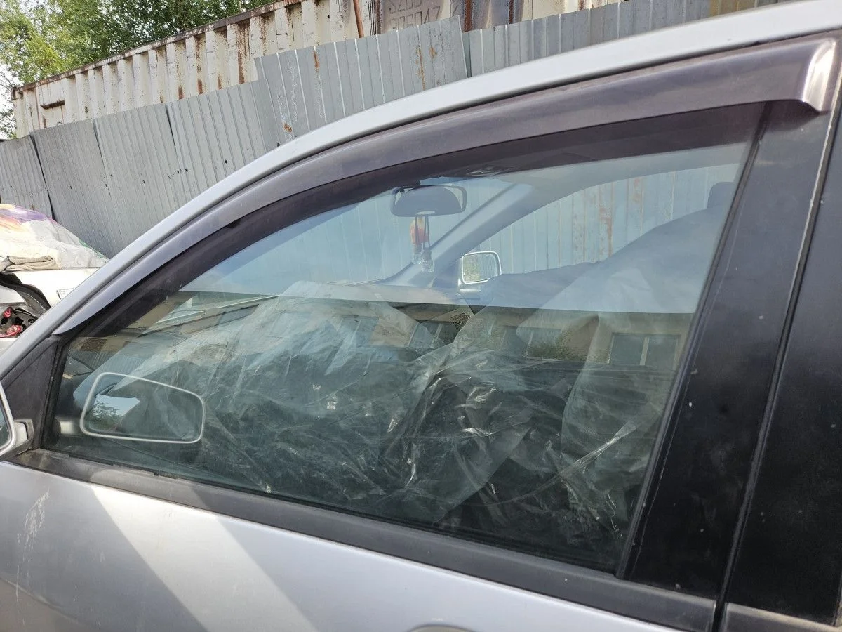 Стекло двери передней левой на Mitsubishi Lancer 9