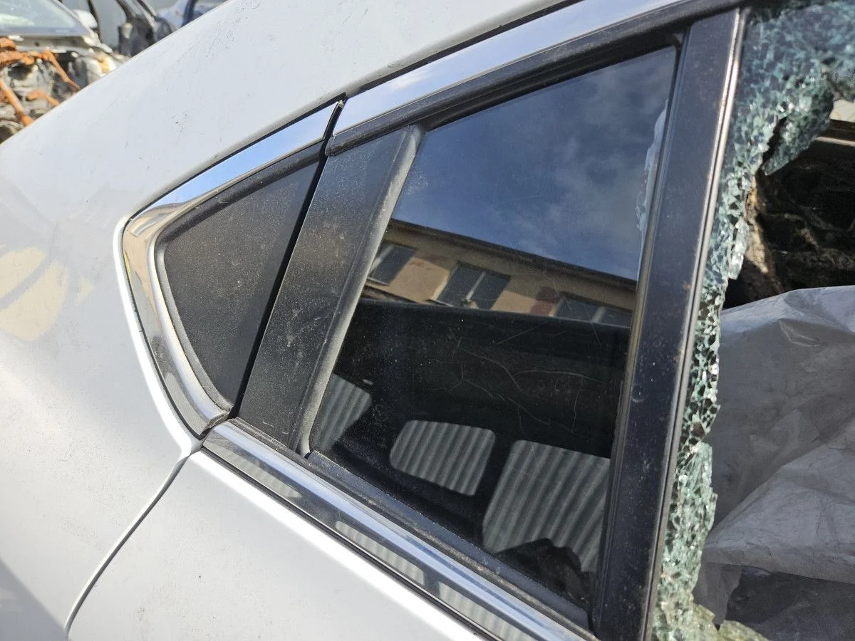 Форточка двери задней правой на Mazda 6 GH