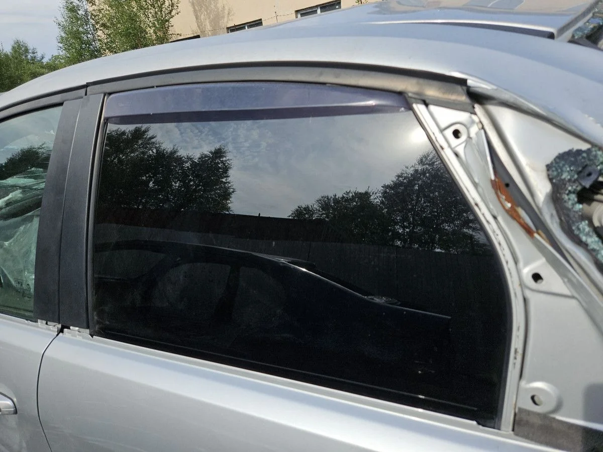 Стекло двери задней левой на Ford Focus 2 седан