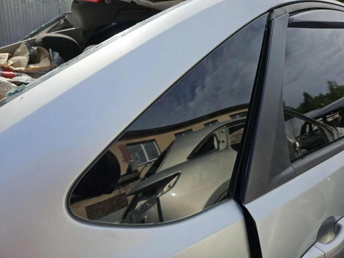 Стекло глухое правое на Ford Focus 2 седан