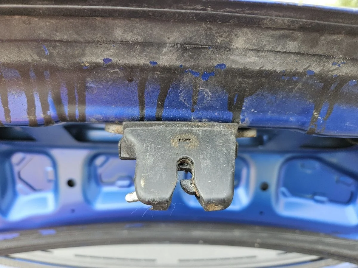 Замок крышки багажника на Lancer 10