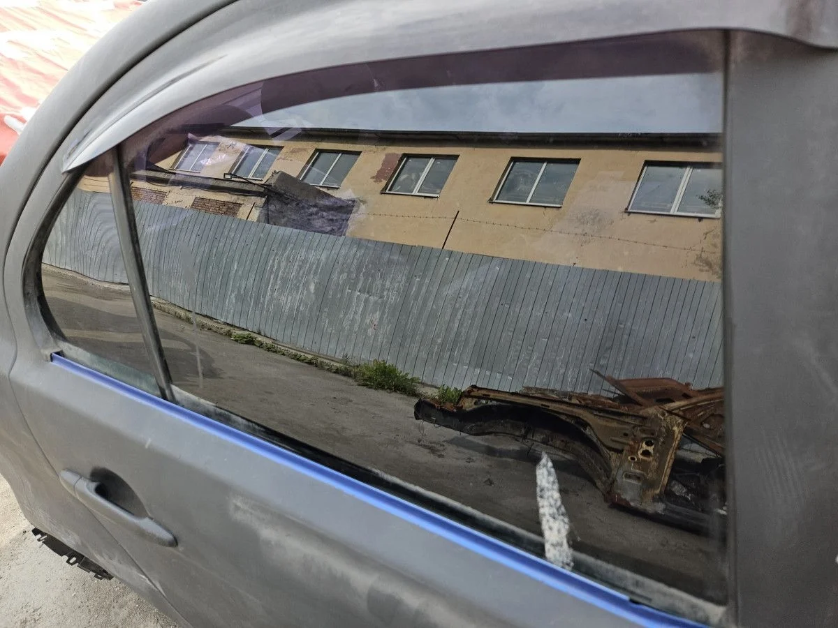 Стекло двери задней правой на Lancer 10