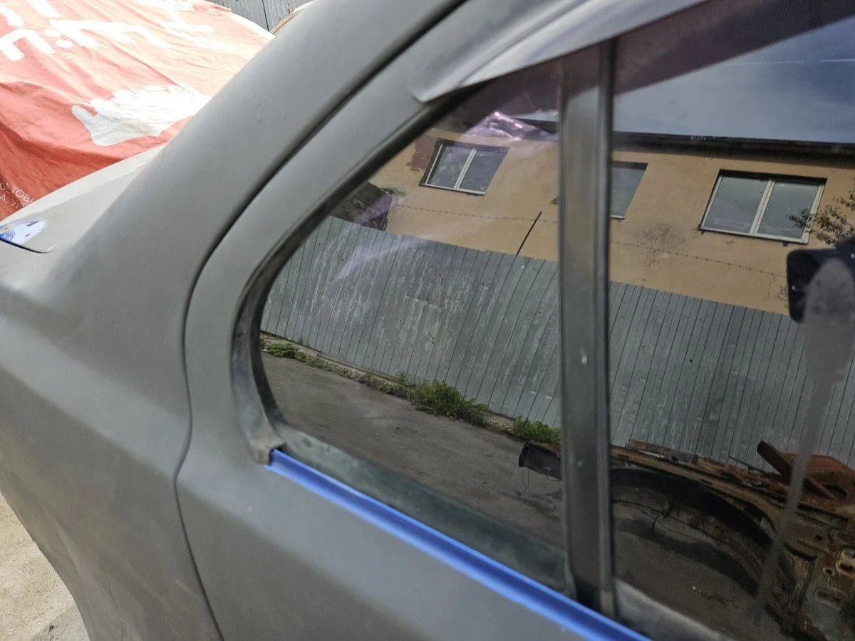 Форточка двери задней правой на Lancer 10