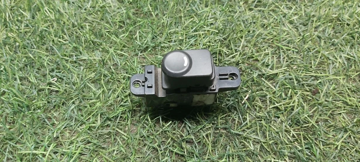 Кнопка стеклоподъемника Hyundai Solaris I