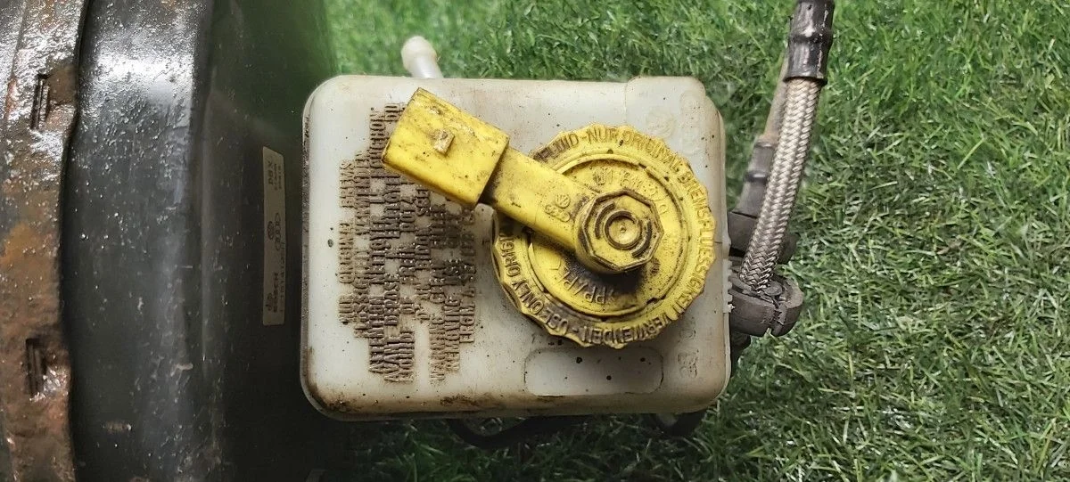 Бачок главного тормозного цилиндра Volkswagen Golf