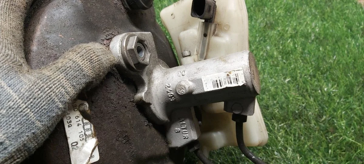 Главный тормозной цилиндр Volkswagen Passat B5 +