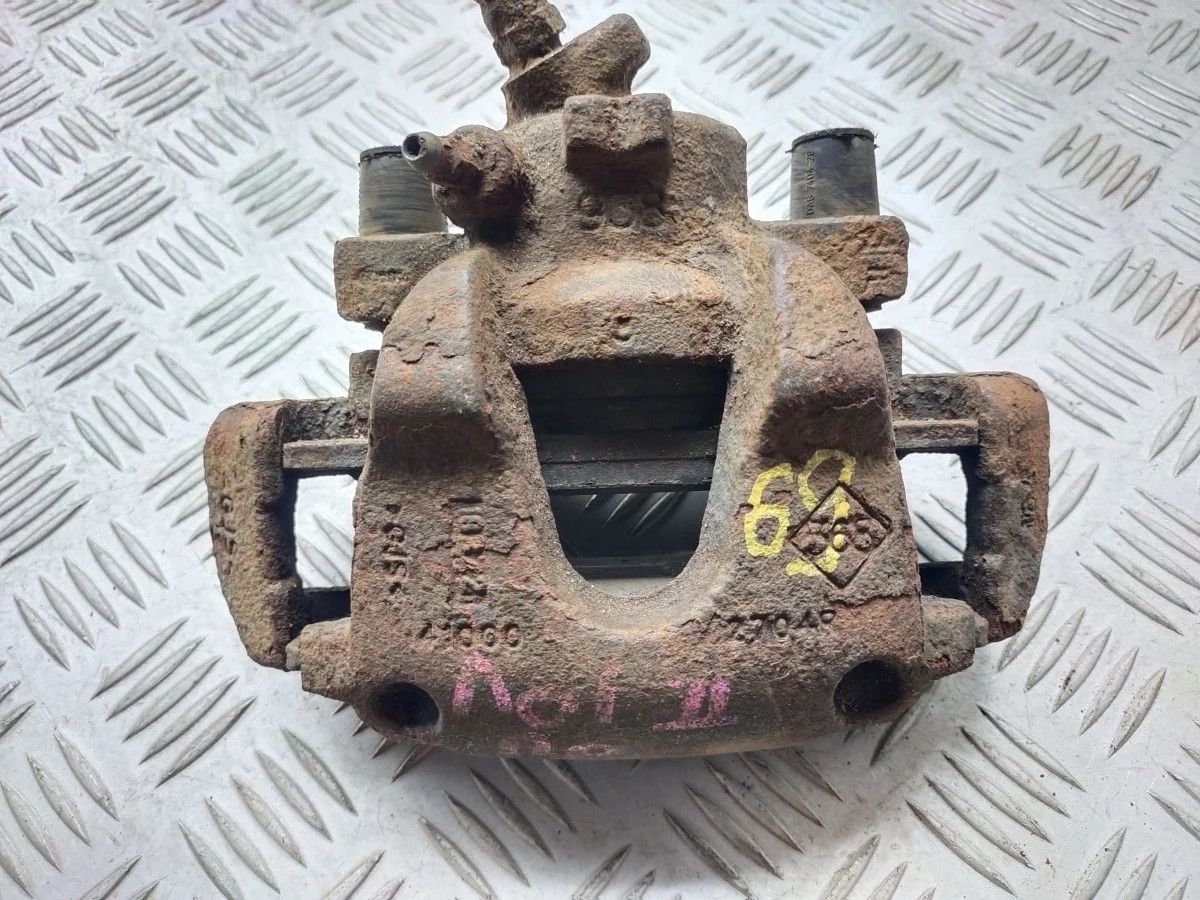 Суппорт передний правый Renault Logan 2