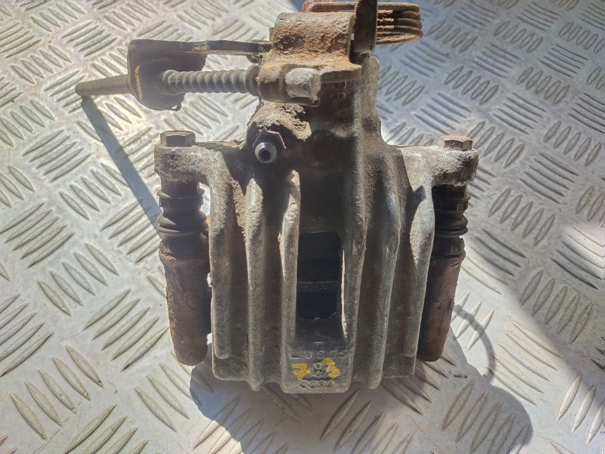 Суппорт тормозной задний левый Volkswagen Passat