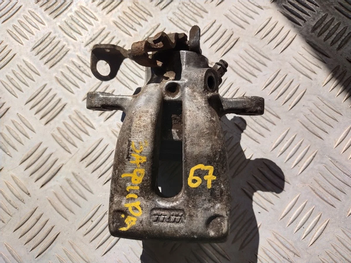 Суппорт тормозной задний правый Opel Zafira