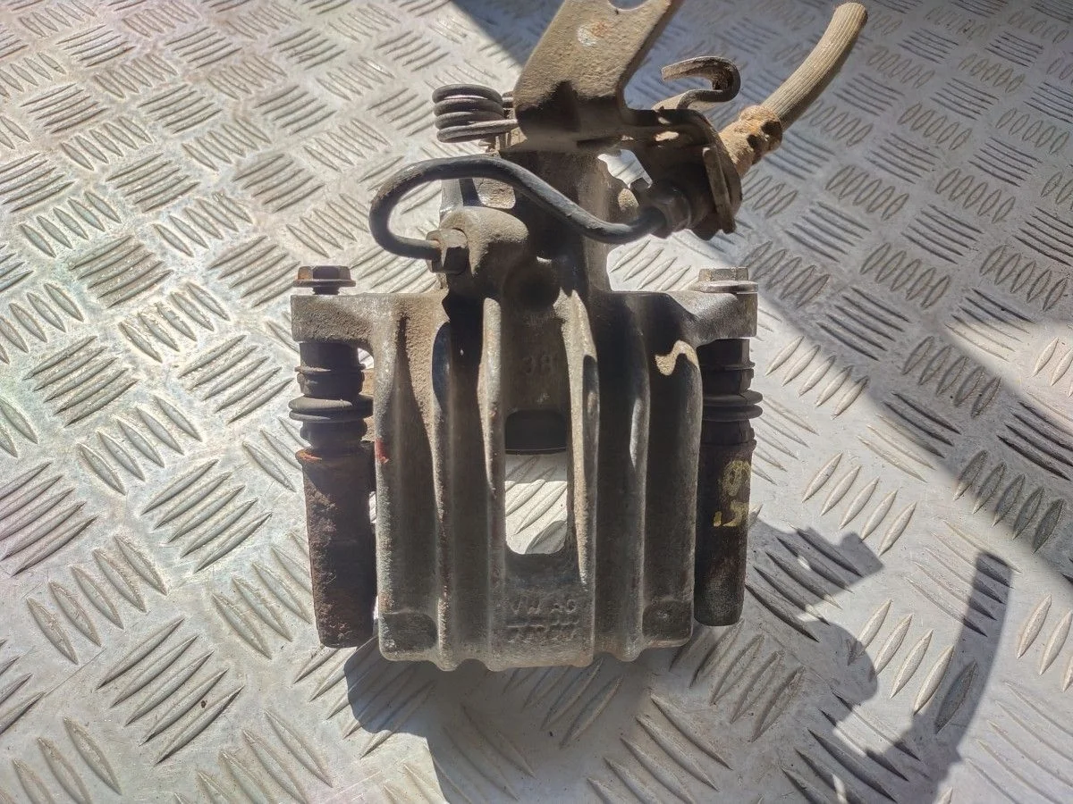 Суппорт тормозной Задний Левый Volkswagen Jetta