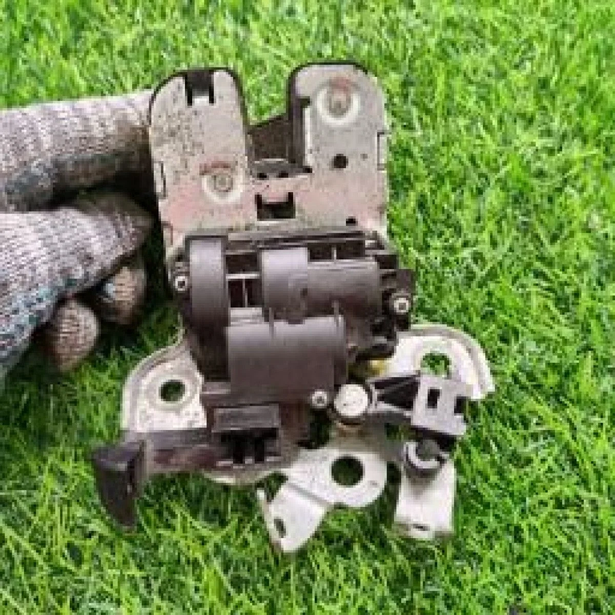 Замок крышки багажника Volkswagen Jetta