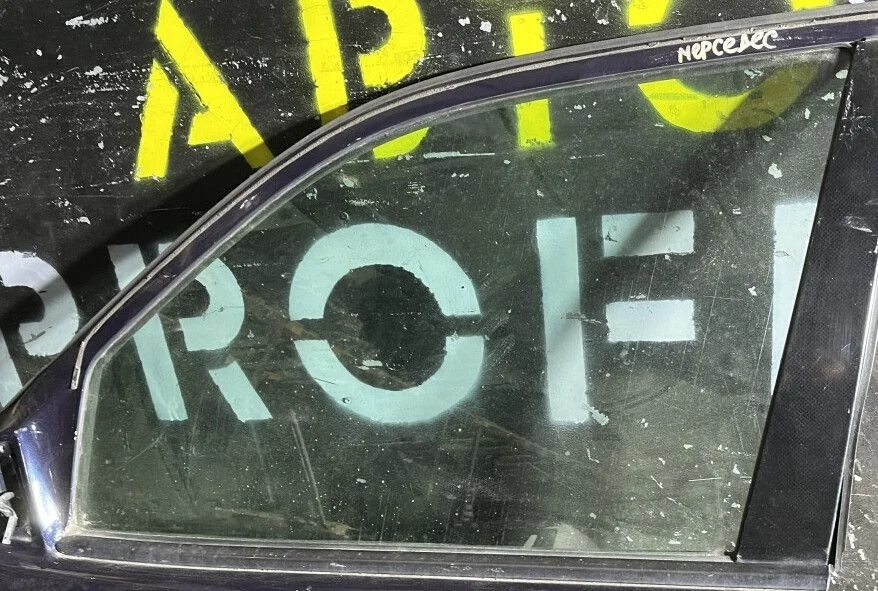 Стекло передней левой двери  Mercedes-Benz  W210