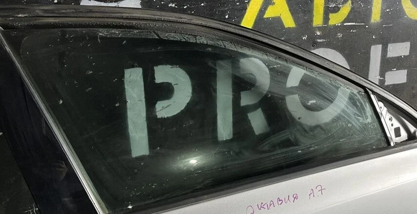 Стекло передней правой двери  Skoda Octavia A7