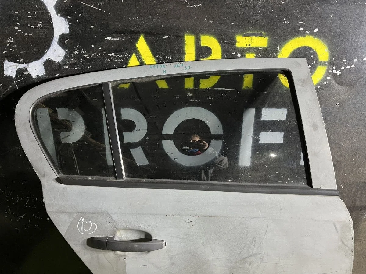 Стекло задней правой двери  Opel Astra H