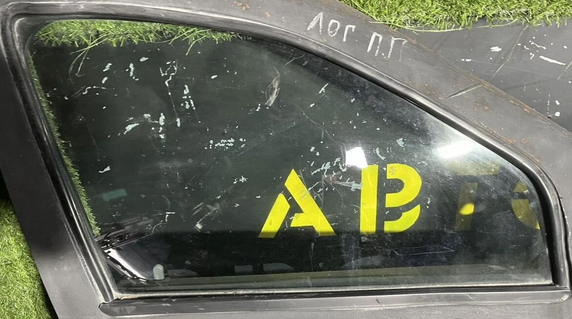 Стекло передней правой двери  renault logan 1