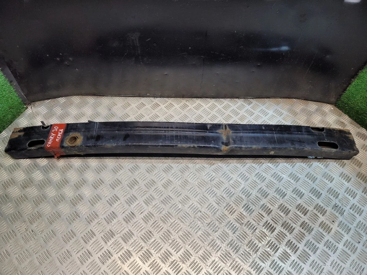 Усилитель переднего бампера на Toyota Camry 30