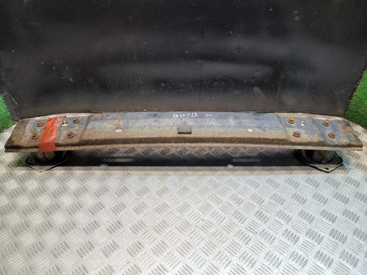 Усилитель переднего бампера на Toyota Auris E150