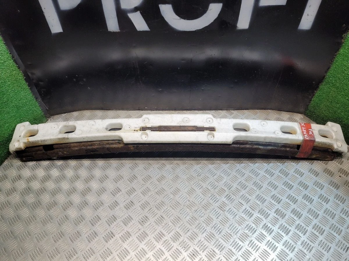 Усилитель заднего бампера на Toyota Camry 30