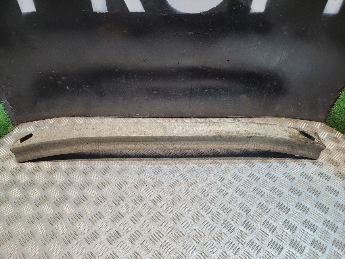 Усилитель переднего бампера на Nissan Primera P12