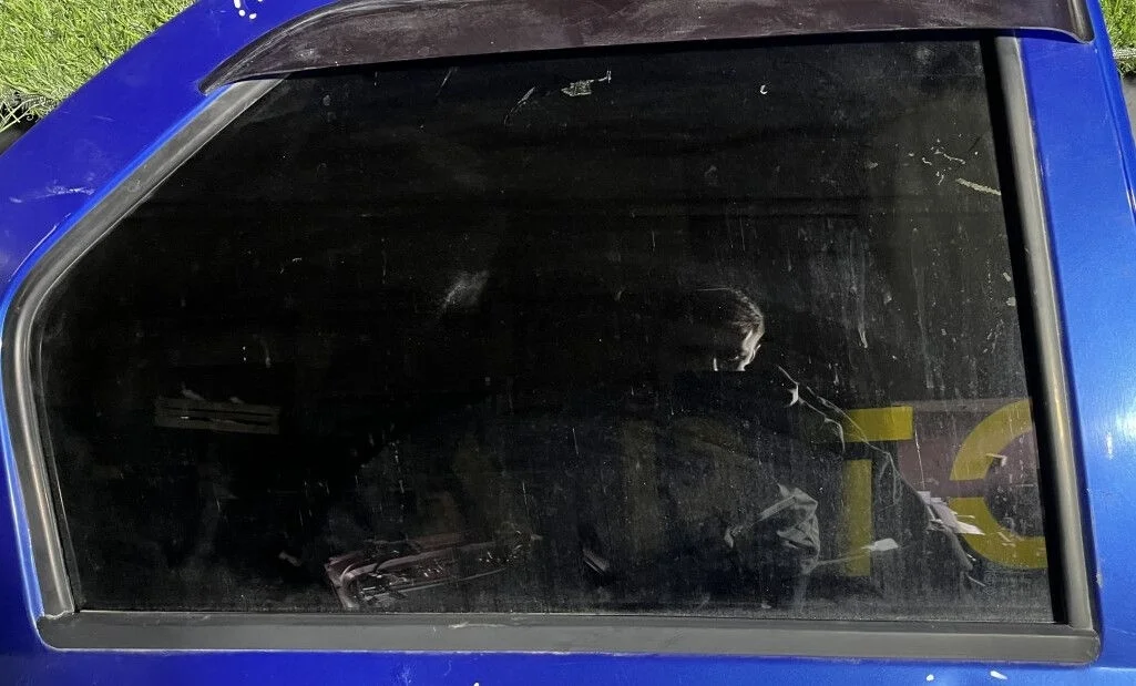 Стекло задней правой двери Renault Logan 1