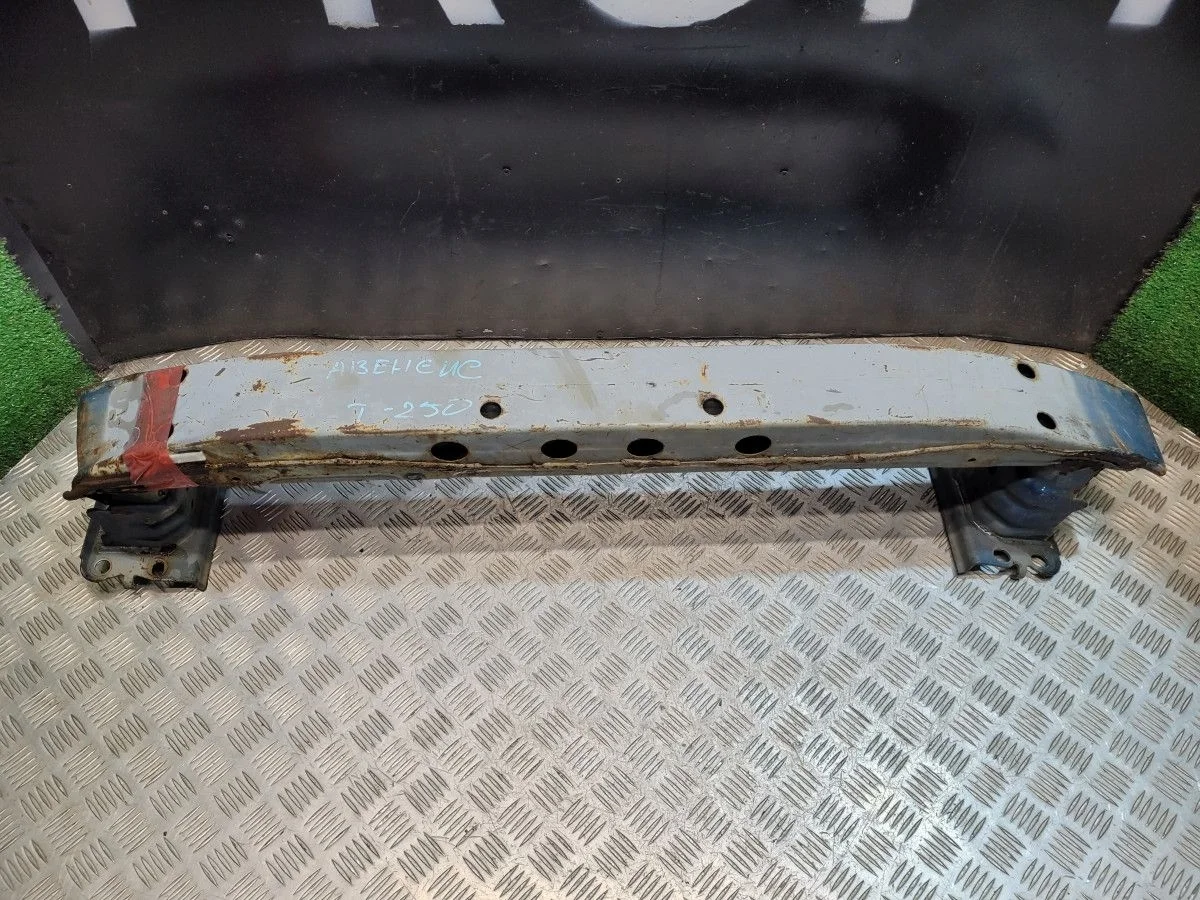 Усилитель переднего бампера на Toyota Avensis T250