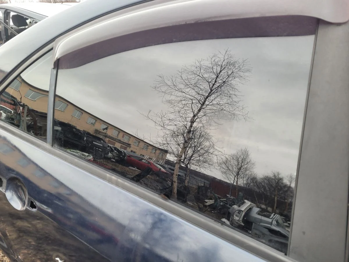 Стекло двери задней правой на Nissan Primera P12