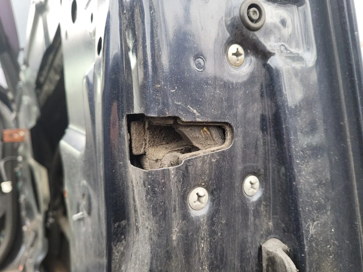 Замок двери передней правой на Nissan Primera P12