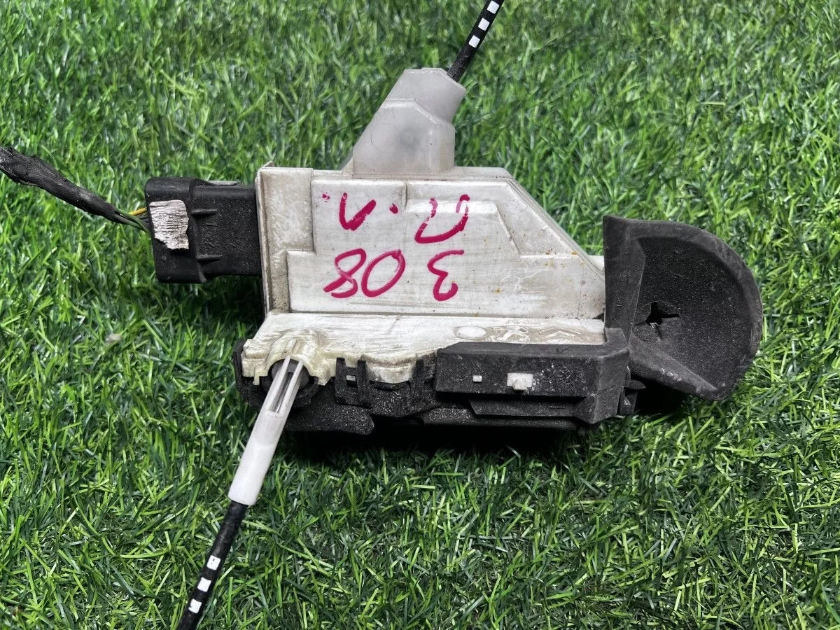 Замок двери передней левой Peugeot 308