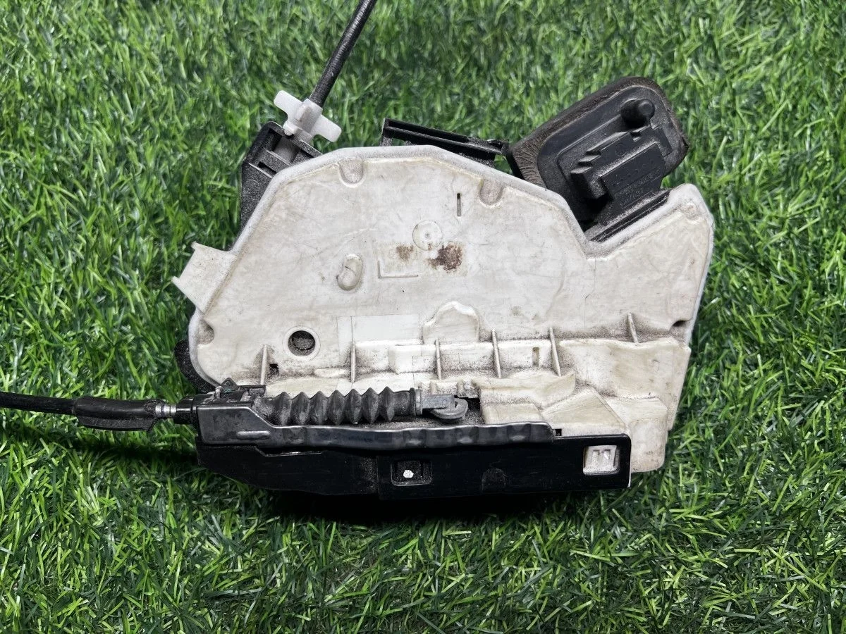 Замок двери передней левой Volkswagen Polo V