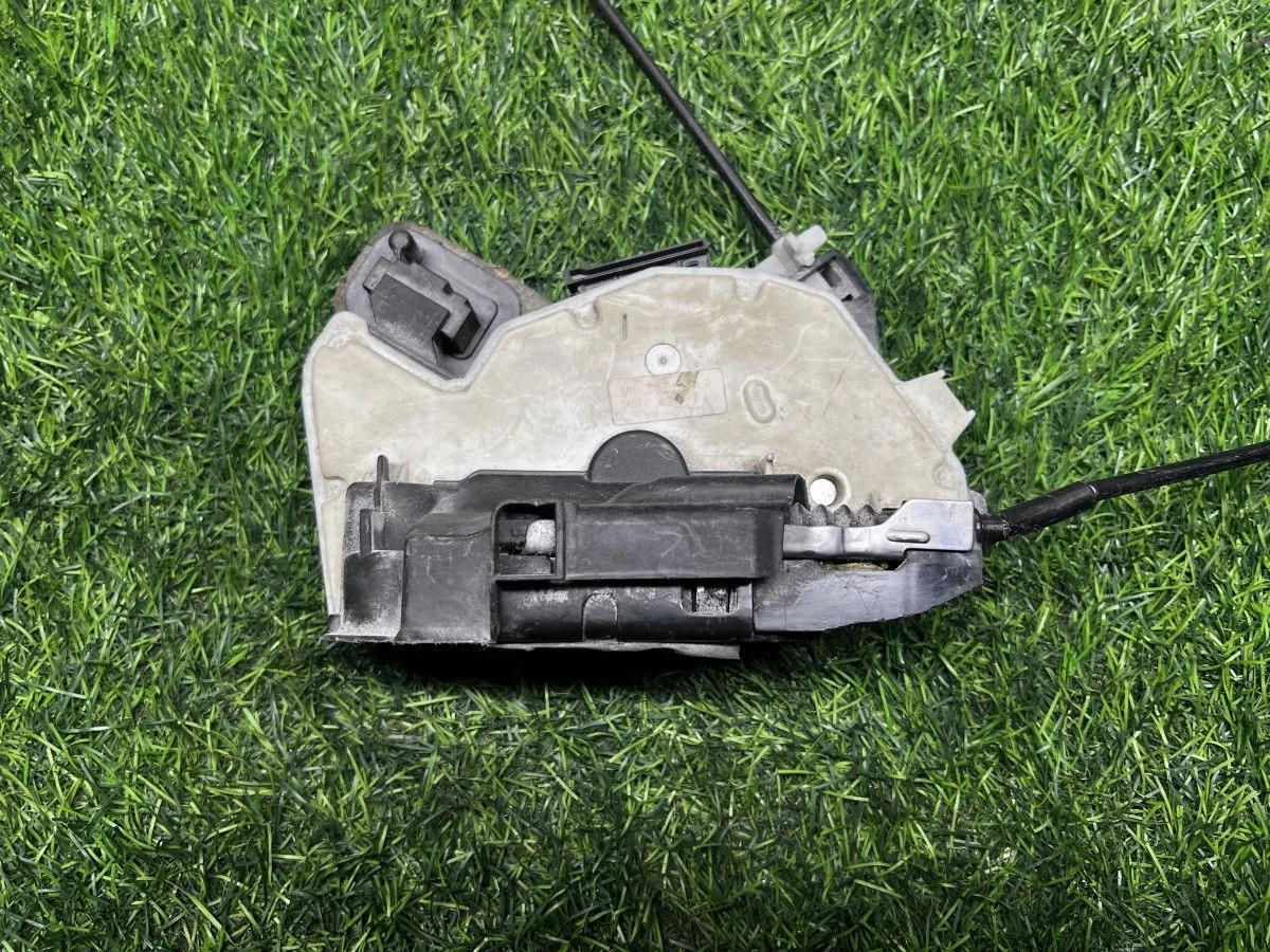 Замок двери передней правой Volkswagen Polo V