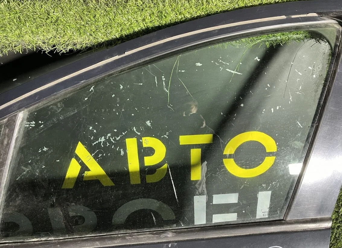 Стекло передней левой двери Peugeot 308