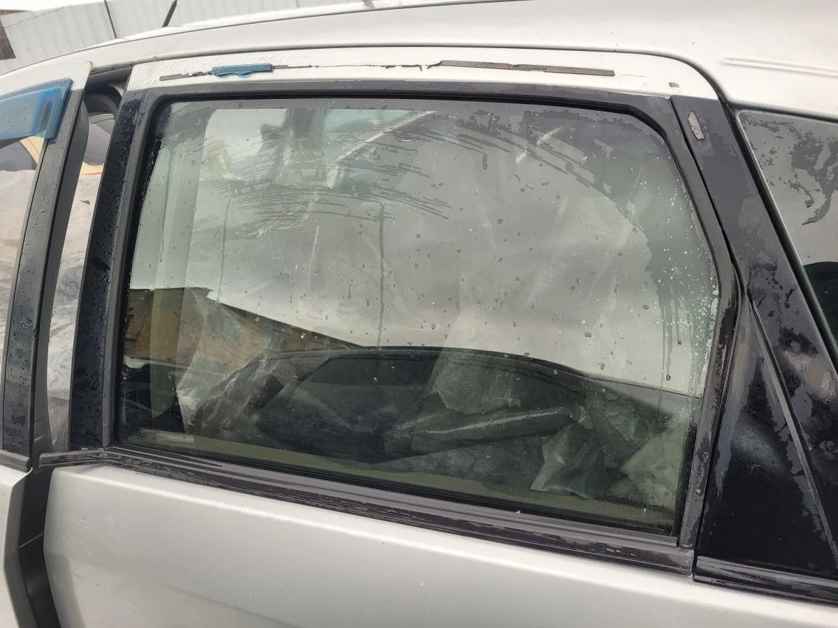 Стекло двери задней левой на Ford Focus 1