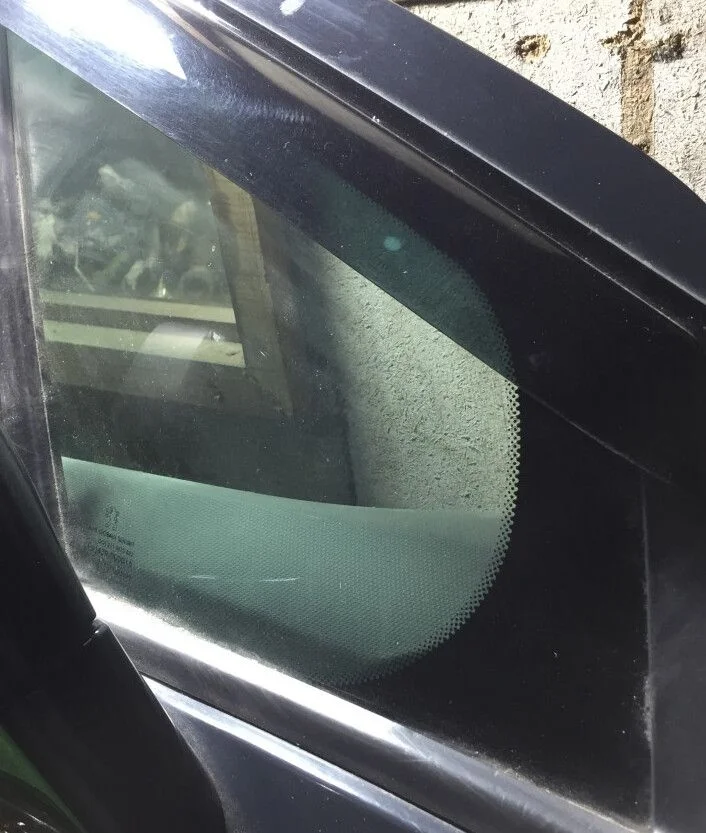 Стекло передней правой двери Peugeot 308