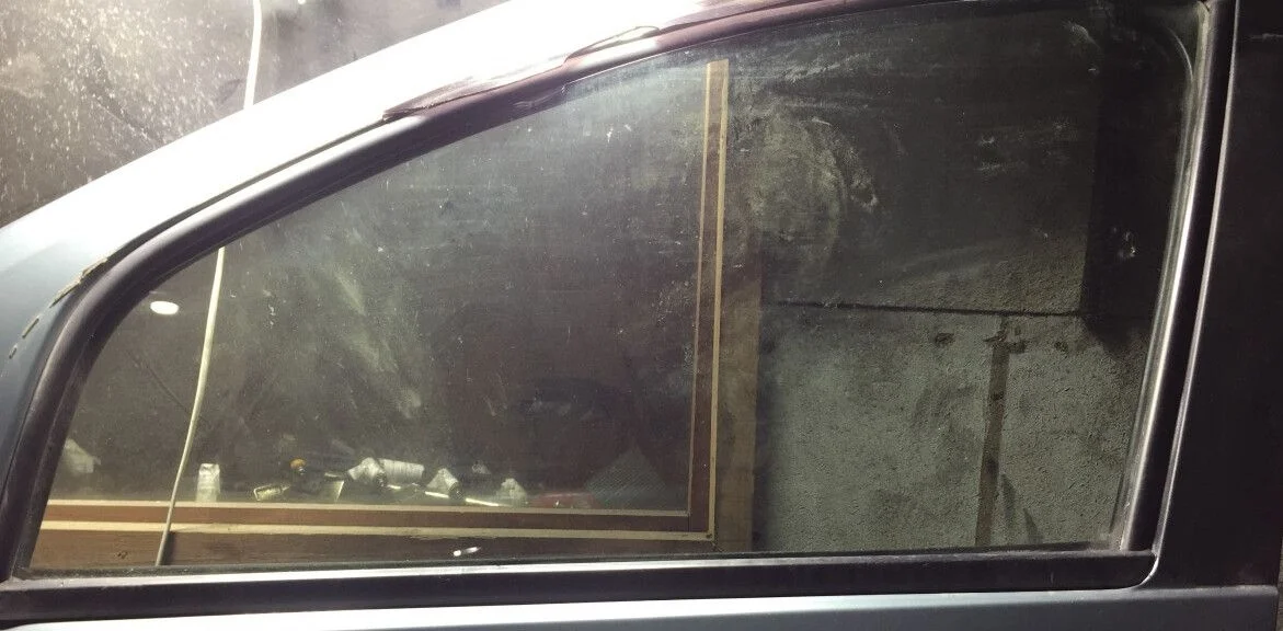 Стекло передней левой двери  Renault Sandero 1