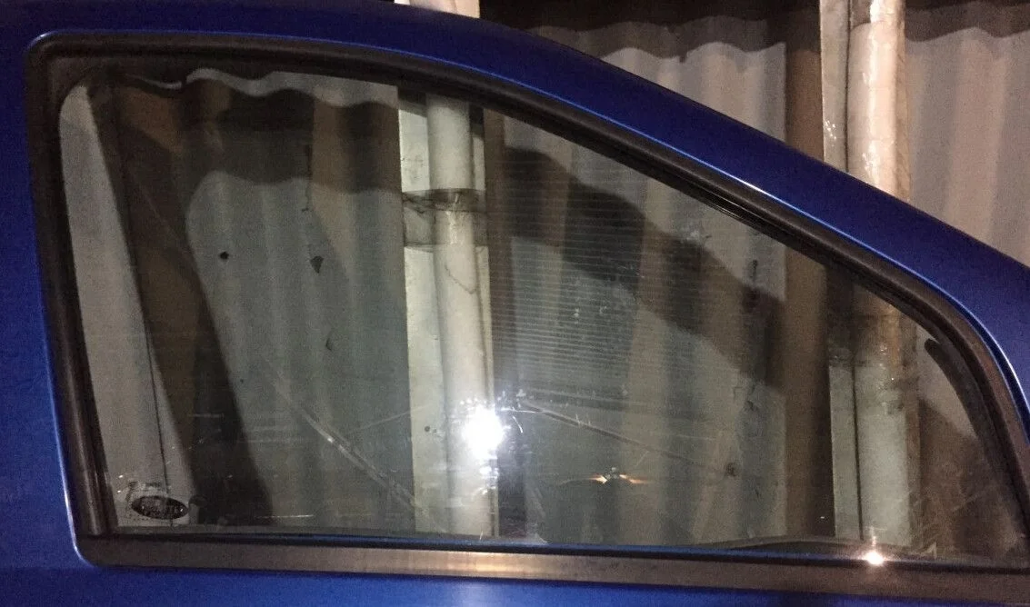 Стекло передней правой двери  Renault Logan 1