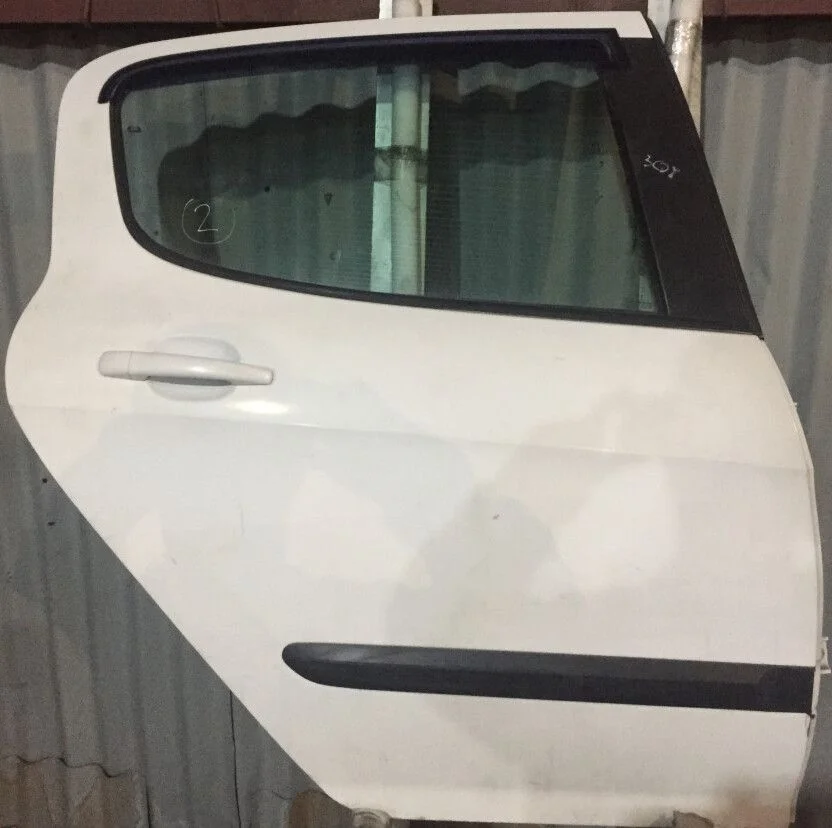 Задняя правая  дверь  Peugeot 308